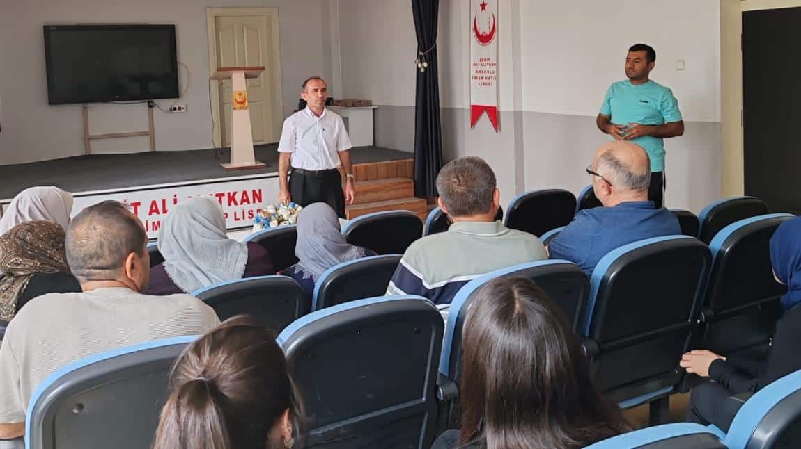 9. SINIF ÖĞRENCİLERİMİZE ORYANTASYON EĞİTİMİ VE 9. SINIF VELİLERİMİZE TOPLANTI YAPTIK